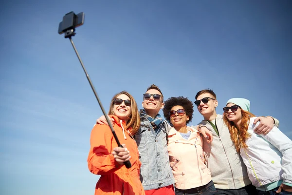 Amici sorridenti scattare selfie con smartphone — Foto Stock