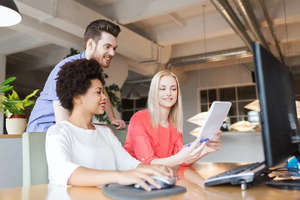 Lykkelig kreativ gruppe med datamaskin i embetet – stockfoto