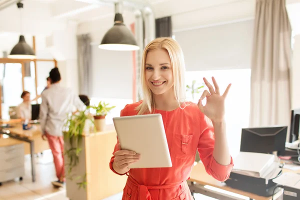 Vrouw met tablet pc weergegeven: ok teken op kantoor — Stockfoto