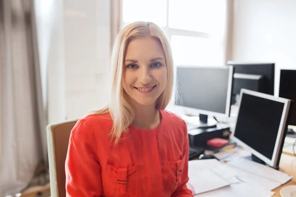 Gelukkig creatieve vrouwelijke beambte met computers — Stockfoto