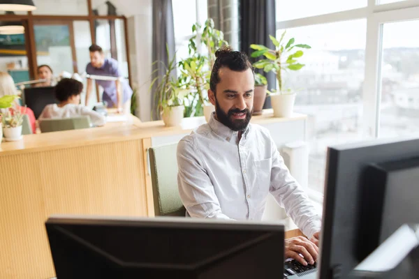 Trabajador de oficina masculino creativo feliz con la computadora —  Fotos de Stock