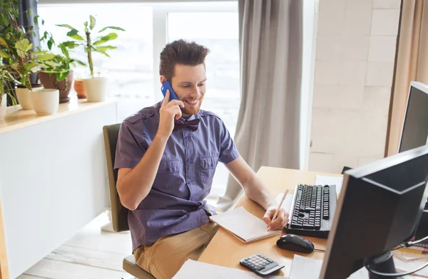 Feliz criativo masculino trabalhador chamando em smarphone — Fotografia de Stock