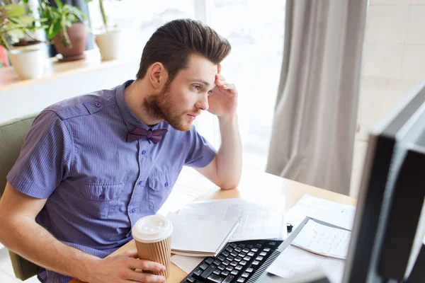 コーヒーを飲みながらコンピューターと創造的な男性労働者 — ストック写真