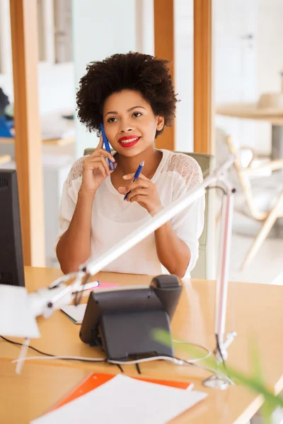 Businesswoman calling on smartphone at office — Stock Photo, Image