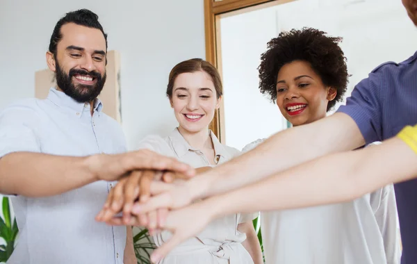 Equipo creativo feliz en la oficina —  Fotos de Stock