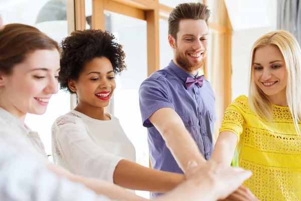 Equipo creativo feliz en la oficina — Foto de Stock