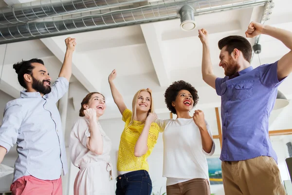 Equipe criativa feliz no escritório — Fotografia de Stock