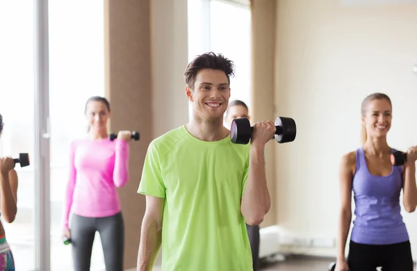 Grup gülümseyen insanların dumbell ile çalışma — Stok fotoğraf