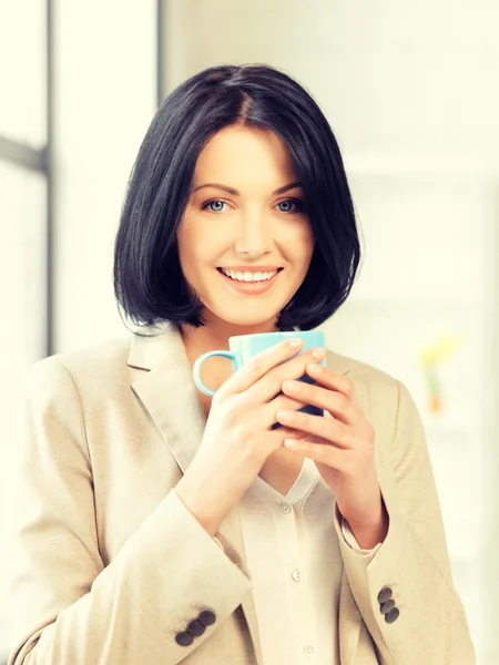 Schöne Geschäftsfrau mit Becher — Stockfoto