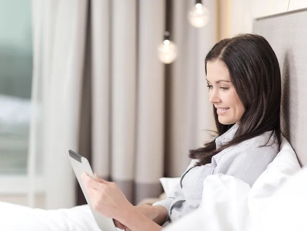 Mujer de negocios feliz con PC tableta en la habitación del hotel — Foto de Stock