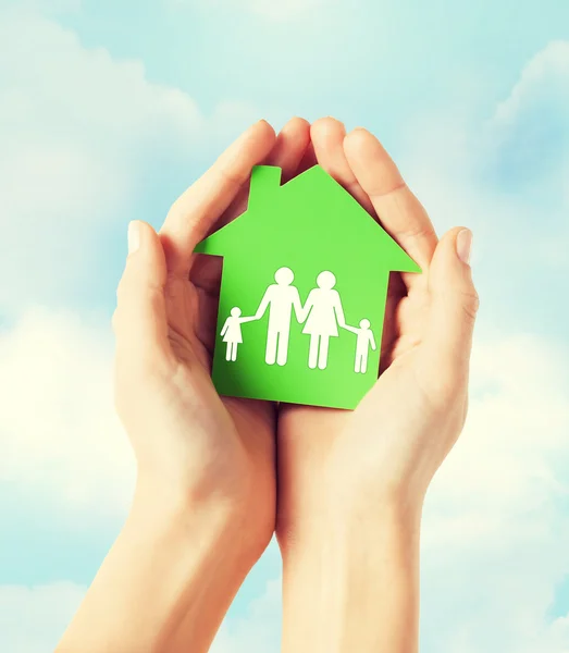 Ruce zelený dům s rodinou — Stock fotografie