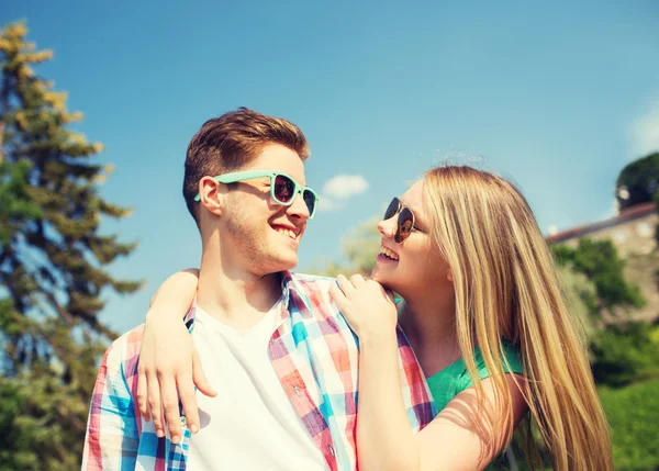 Sorrindo casal se divertindo ao ar livre — Fotografia de Stock