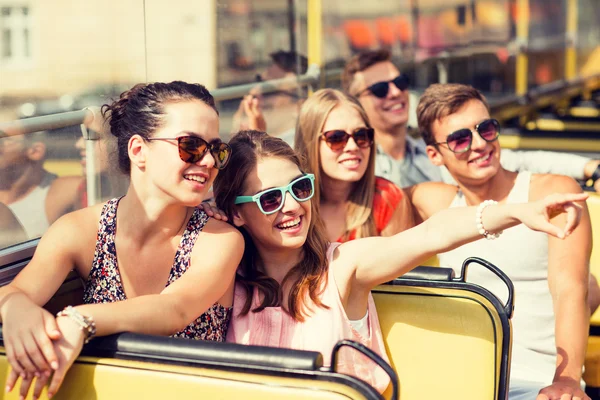 Gruppo di amici sorridenti che viaggiano in autobus turistico — Foto Stock