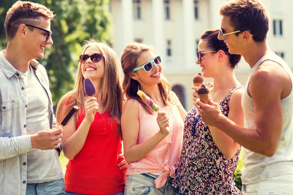 Groep lachende vrienden met ijs buiten — Stockfoto