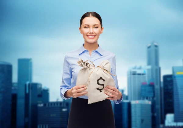 Empresária segurando sacos de dinheiro com euro — Fotografia de Stock