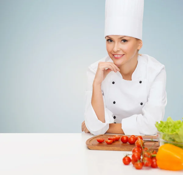 Lachende vrouwelijke chef-kok met vagetables — Stockfoto