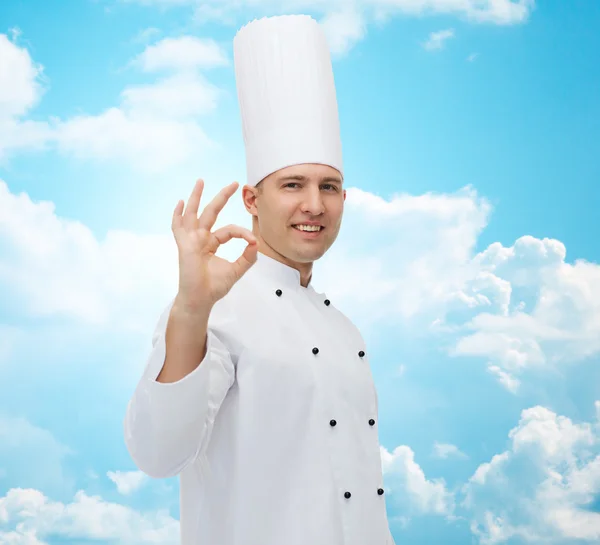 Счастливый повар-мужчина, показывающий хороший знак — стоковое фото