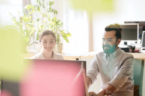 Equipe criativa feliz com computador no escritório — Fotografia de Stock