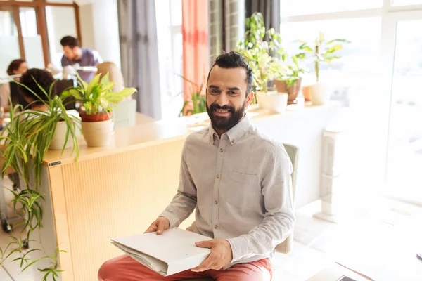 Trabajador de oficina masculino creativo feliz con folfer — Foto de Stock