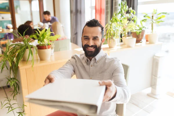 Heureux créatif mâle employé de bureau avec folfer — Photo