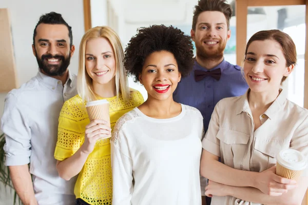 Equipe criativa feliz no escritório — Fotografia de Stock