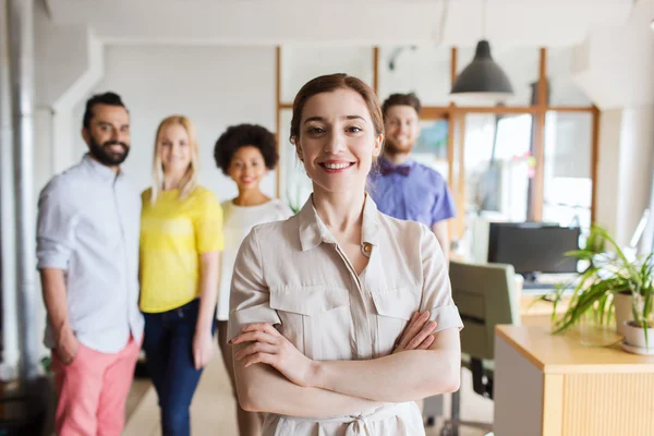 Jeune femme heureuse sur l'équipe créative au bureau — Photo