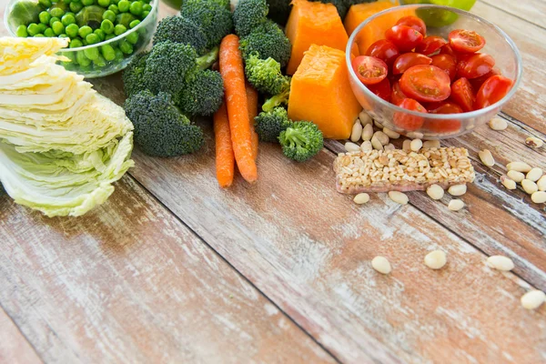 Närbild på mogen grönsaker på träbord — Stockfoto