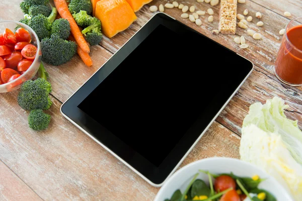 Close up of blank tablet pc screen and vegetables — Stock Photo, Image