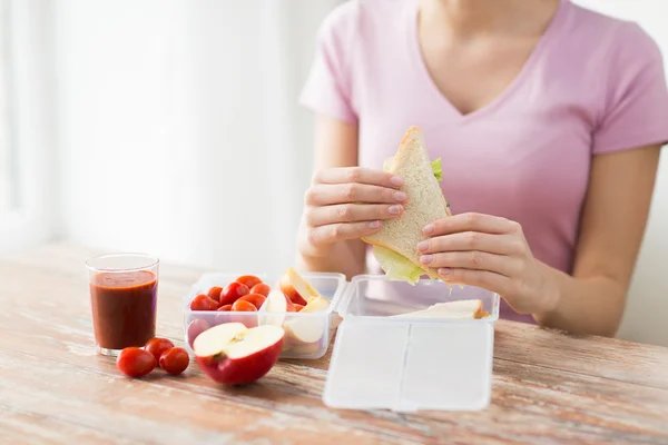 Zamknij się z kobieta z jedzeniem w plastikowym pojemniku — Zdjęcie stockowe