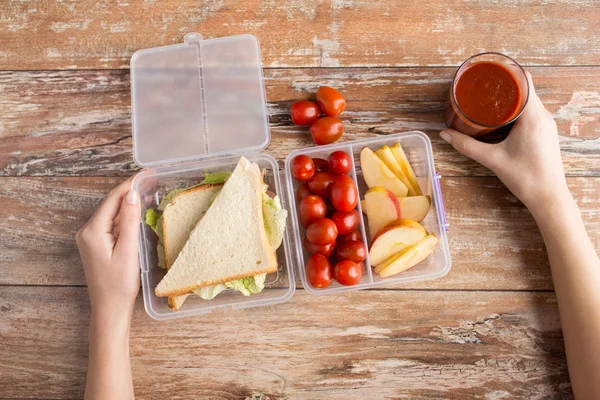 Primer plano de la mujer con alimentos en contenedor de plástico — Foto de Stock