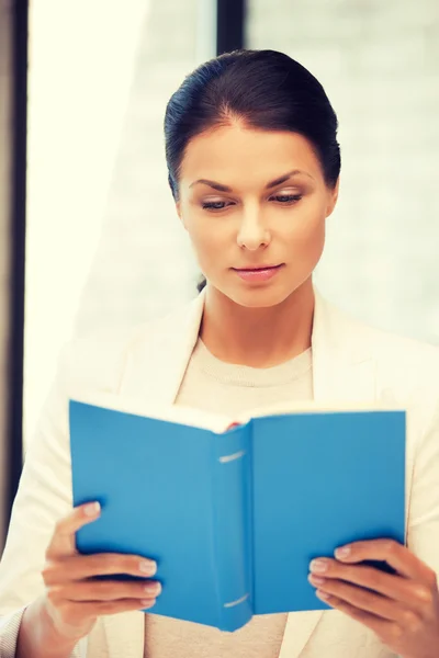 Femme calme et sérieuse avec livre — Photo