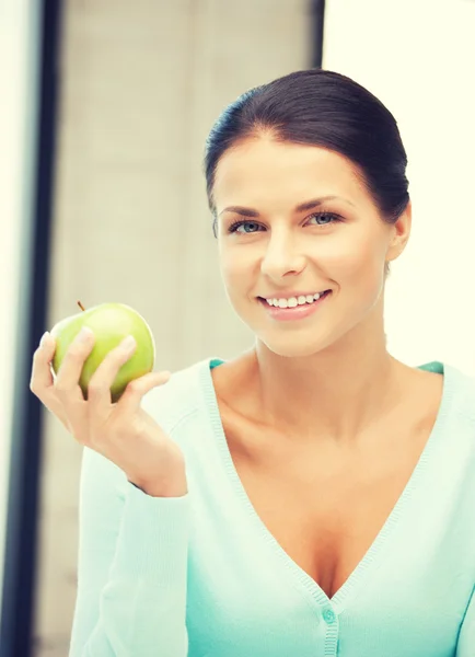 Härliga hemmafru med grönt äpple — Stockfoto