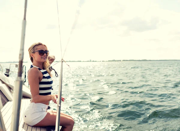 Glimlachend jonge vrouw zitten op het dek van de jacht — Stockfoto