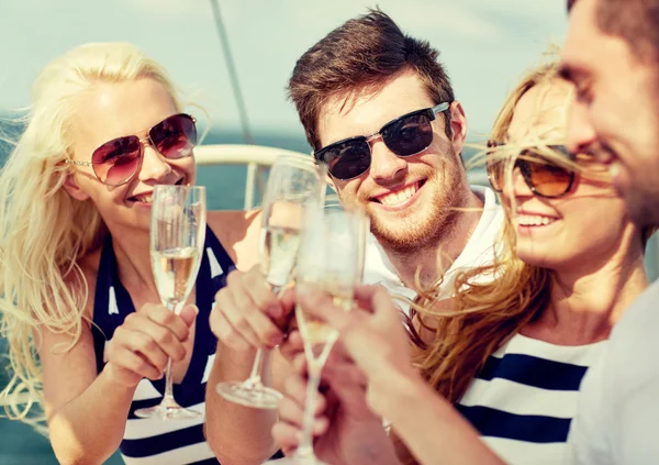 Amis souriants avec des verres de champagne sur le yacht — Photo