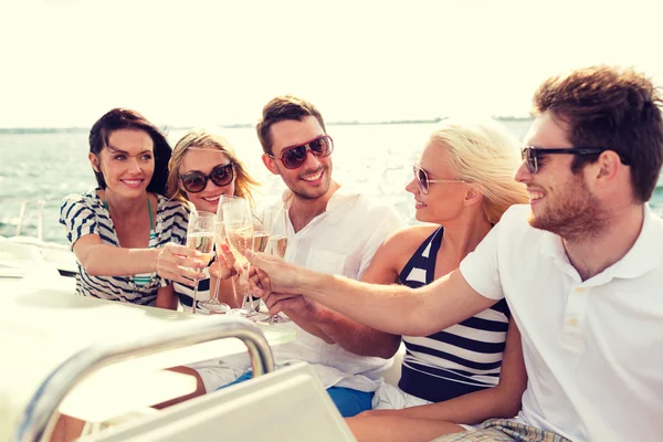 Ler vänner med glas champagne på yacht — Stockfoto