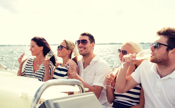 Amis souriants avec des verres de champagne sur le yacht — Photo