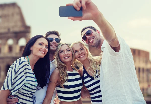 Φίλοι λαμβάνοντας selfie με smartphone — Φωτογραφία Αρχείου