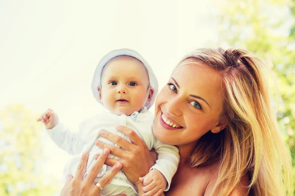 Madre feliz con pequeño bebé al aire libre — Foto de Stock