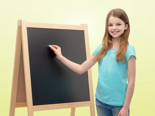 Gelukkig meisje met blackboard en krijt — Stockfoto