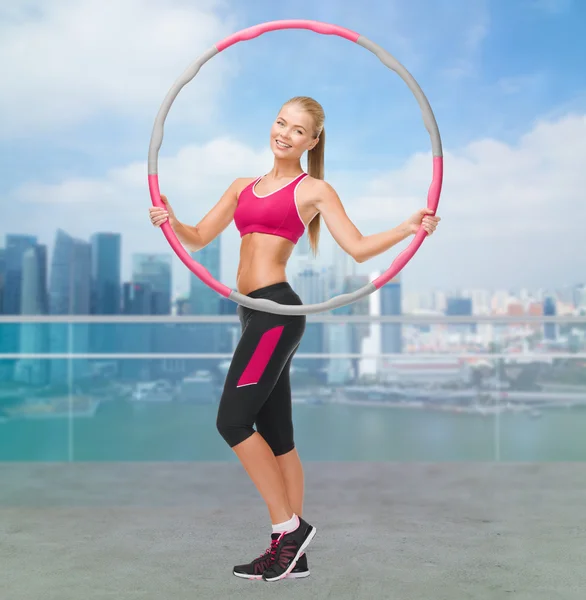 Jovem mulher desportiva com hula hoop — Fotografia de Stock