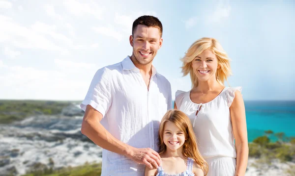 Familia feliz sobre fondo de playa de verano —  Fotos de Stock