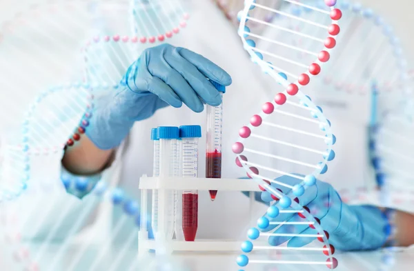 Primer plano del científico con la prueba de fabricación de tubos en laboratorio — Foto de Stock