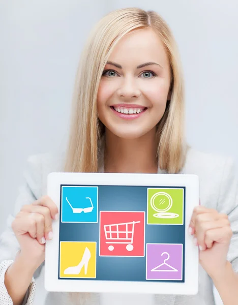 Χαμογελαστή γυναίκα παρουσιάζει τη οθόνη υπολογιστή tablet pc — Φωτογραφία Αρχείου