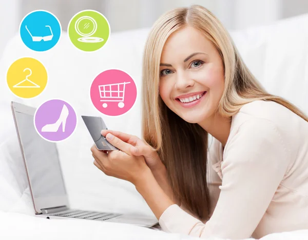 Happy woman with laptop and credit card shopping — Stock Photo, Image