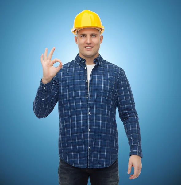 Constructor masculino sonriente en el casco mostrando signo ok —  Fotos de Stock