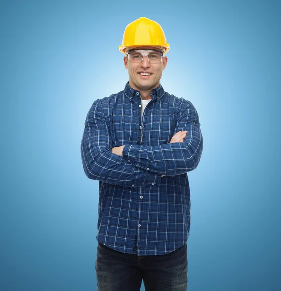 Constructor masculino sonriente o trabajador manual en casco — Foto de Stock