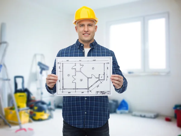 Constructor masculino sonriente en casco con plano — Foto de Stock