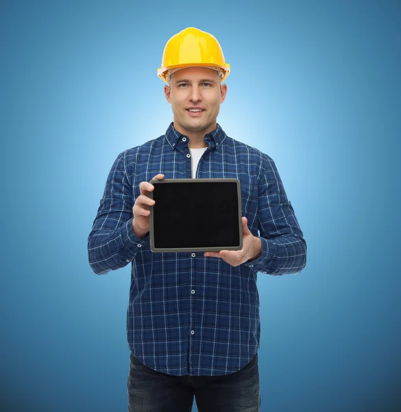 Улыбчивый строитель в шлеме с планшетным компьютером — стоковое фото
