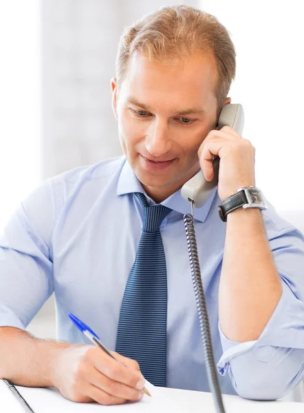 Hombre de negocios guapo hablando por teléfono —  Fotos de Stock