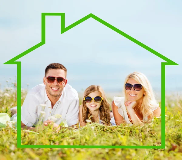 Familia feliz en gafas de sol al aire libre — Foto de Stock